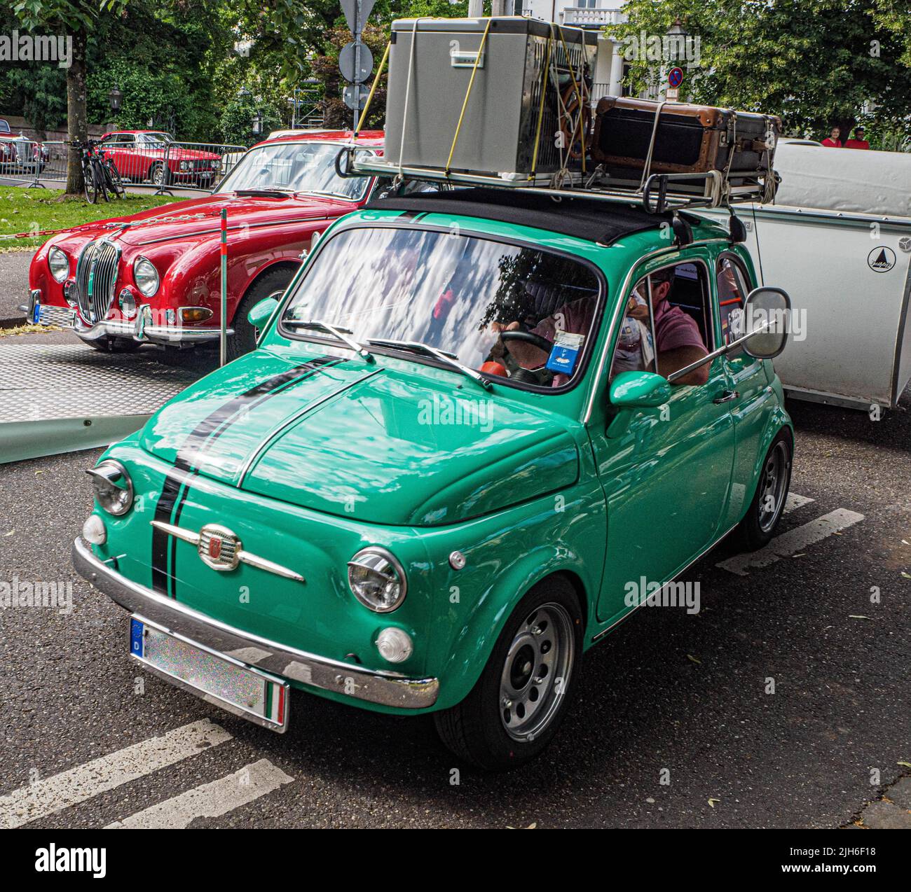 Auto da turismo italiana, Fiat 500 con valigie, verde, auto classica meeting, giardino termale, Baden-Baden, Baden-Wuerttemberg, Germania Foto Stock