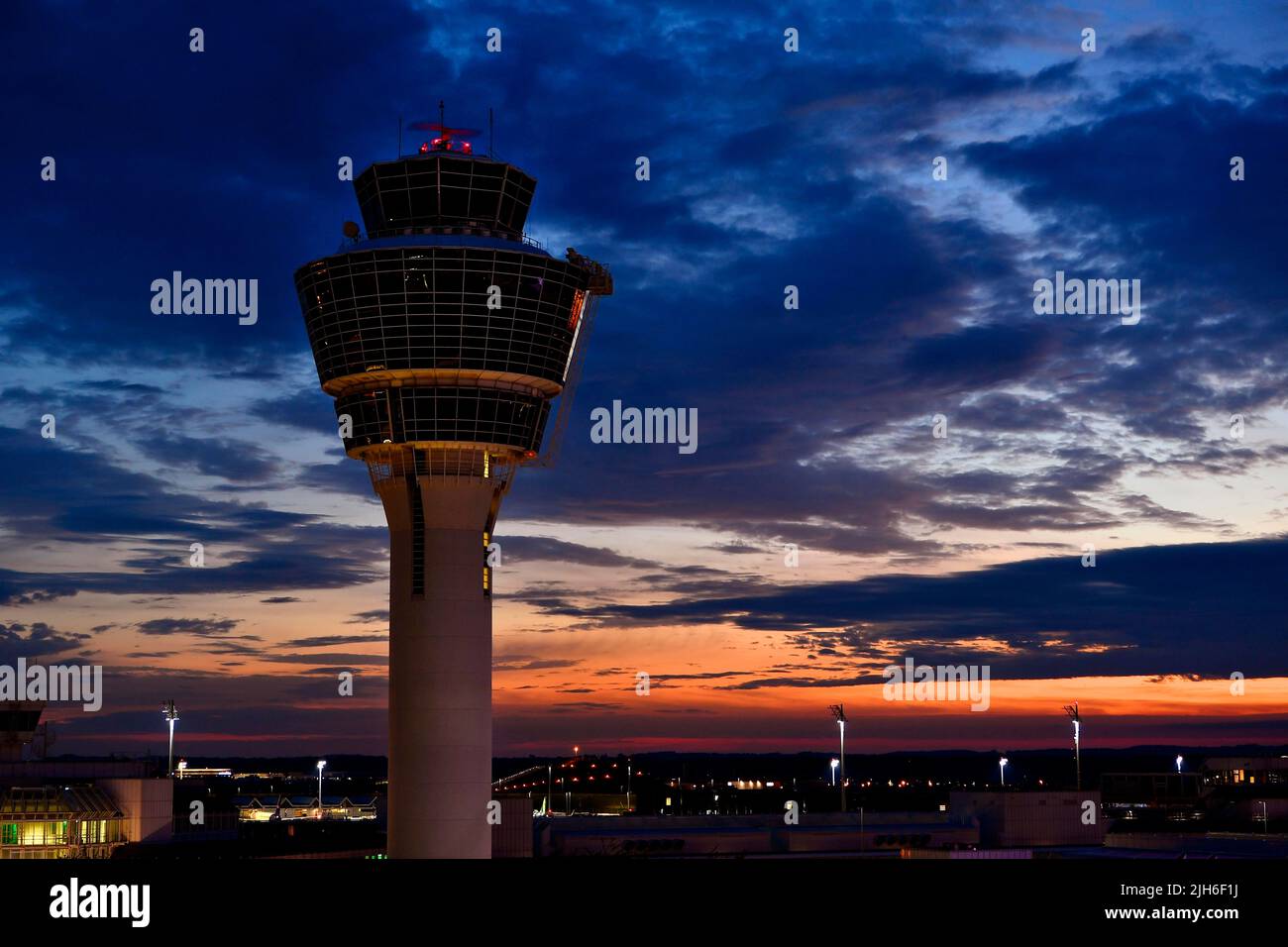 Torre dell'aeroporto di Monaco, tramonto, gestione del traffico, controllo del grembiule, controllo del traffico aereo tedesco, terreni aeroportuali, MUC, Freising, Baviera, Germania Foto Stock