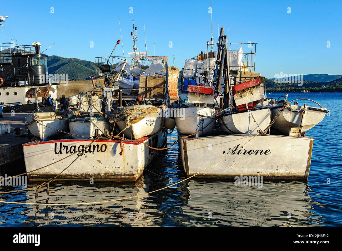 Barche da pesca locali ormeggiate fianco a fianco nel porto mediterraneo, Portoferraio, Elba, Toscana, Italia Foto Stock