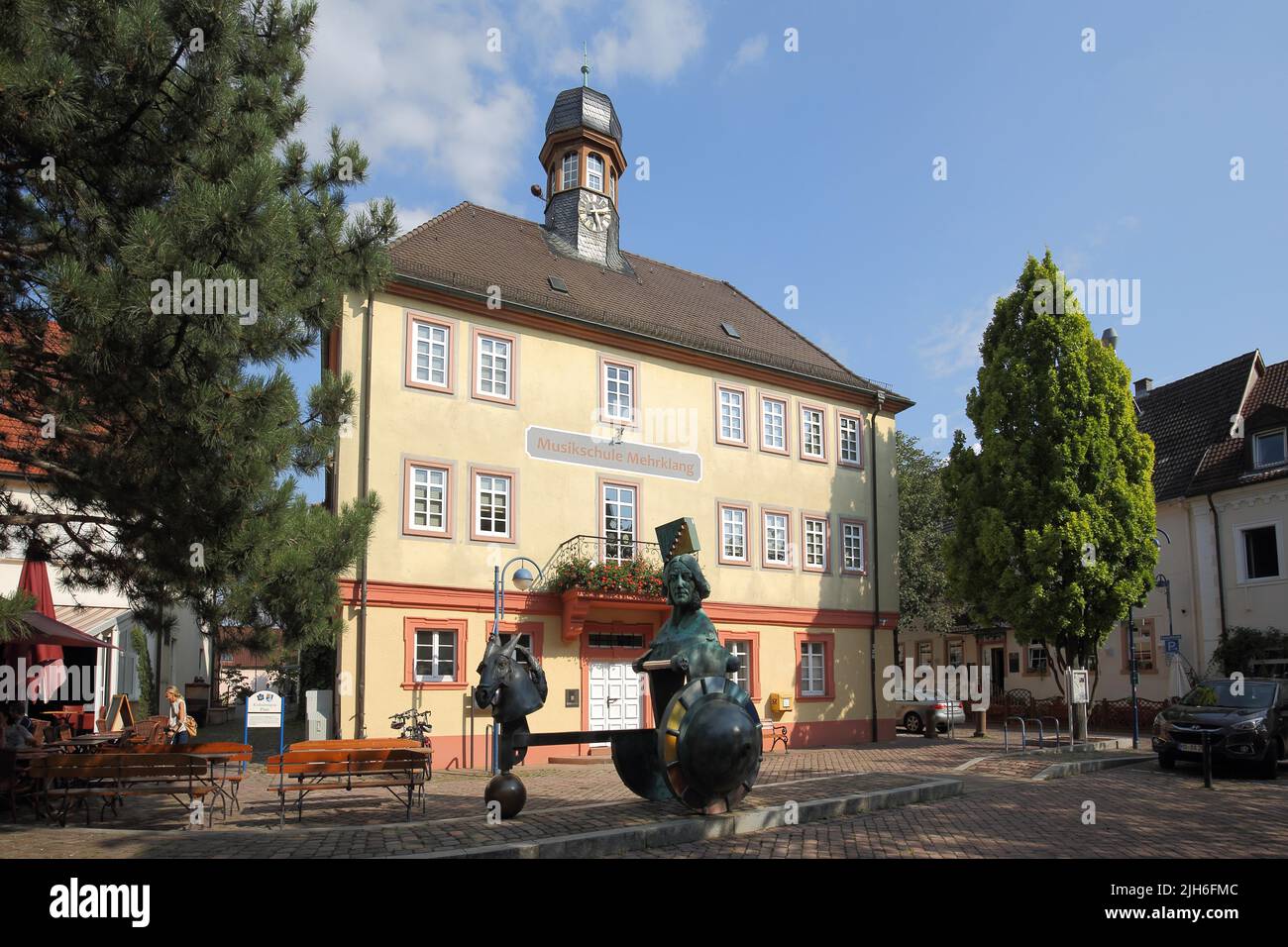 Piazza del mercato con municipio e scuola di musica e scultura di Juergen Goertz a Mingolsheim, Bad Schoenborn, Baden-Wuerttemberg, Germania Foto Stock
