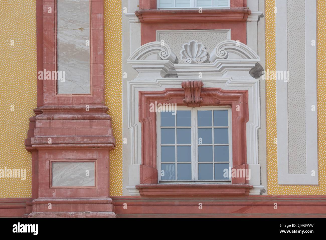 Dipinto a mock Trompe-l'oil sulla facciata del castello barocco a Bruchsal, Baden-Wuerttemberg, Germania Foto Stock
