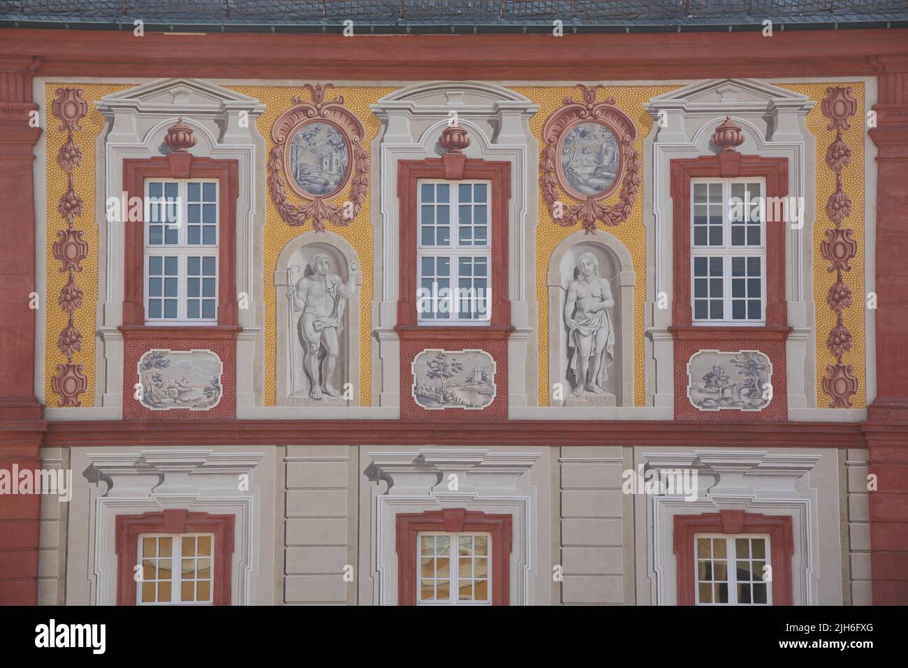 Dipinto di mock Trompe-l'oil sulla facciata del castello barocco, Bruchsal, Baden-Wuerttemberg, Germania Foto Stock