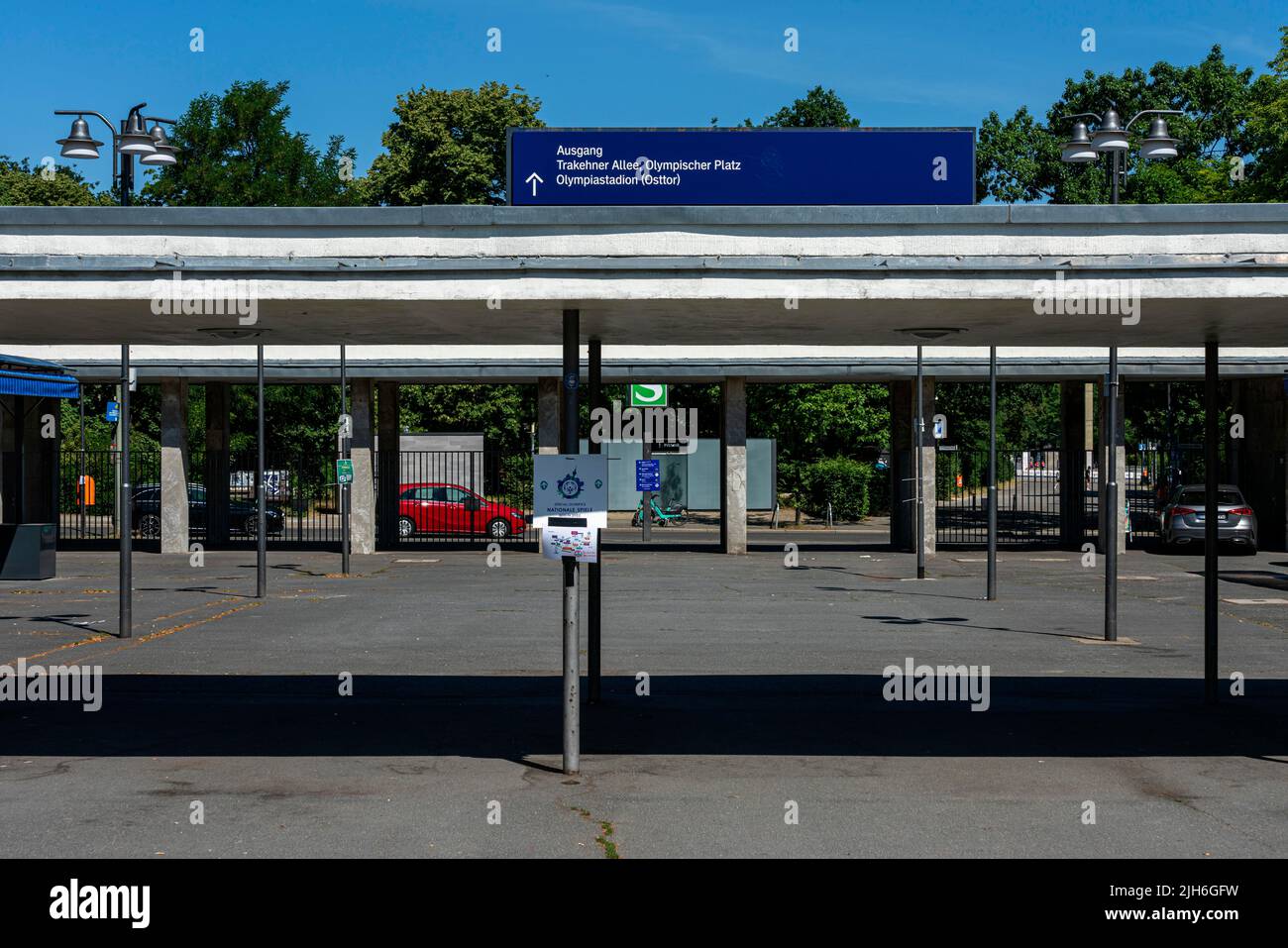 Stazione S-Bahn, uscita Olympischer Platz, Berlino, Germania Foto Stock