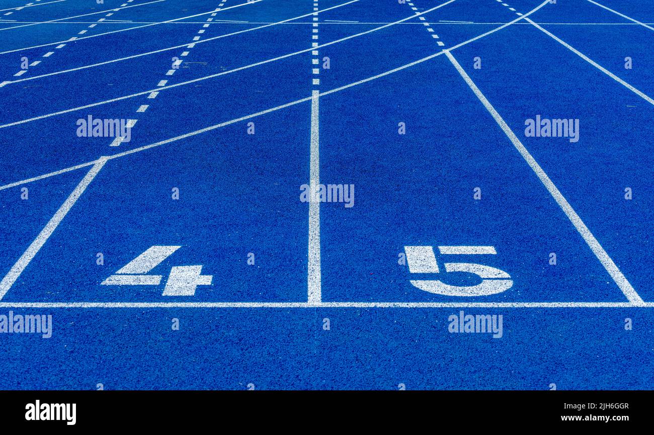 Pista blu tartan su un campo sportivo, Berlino, Germania Foto Stock