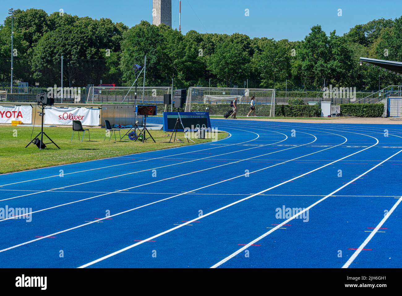 Pista blu tartan su un campo sportivo, Berlino, Germania Foto Stock