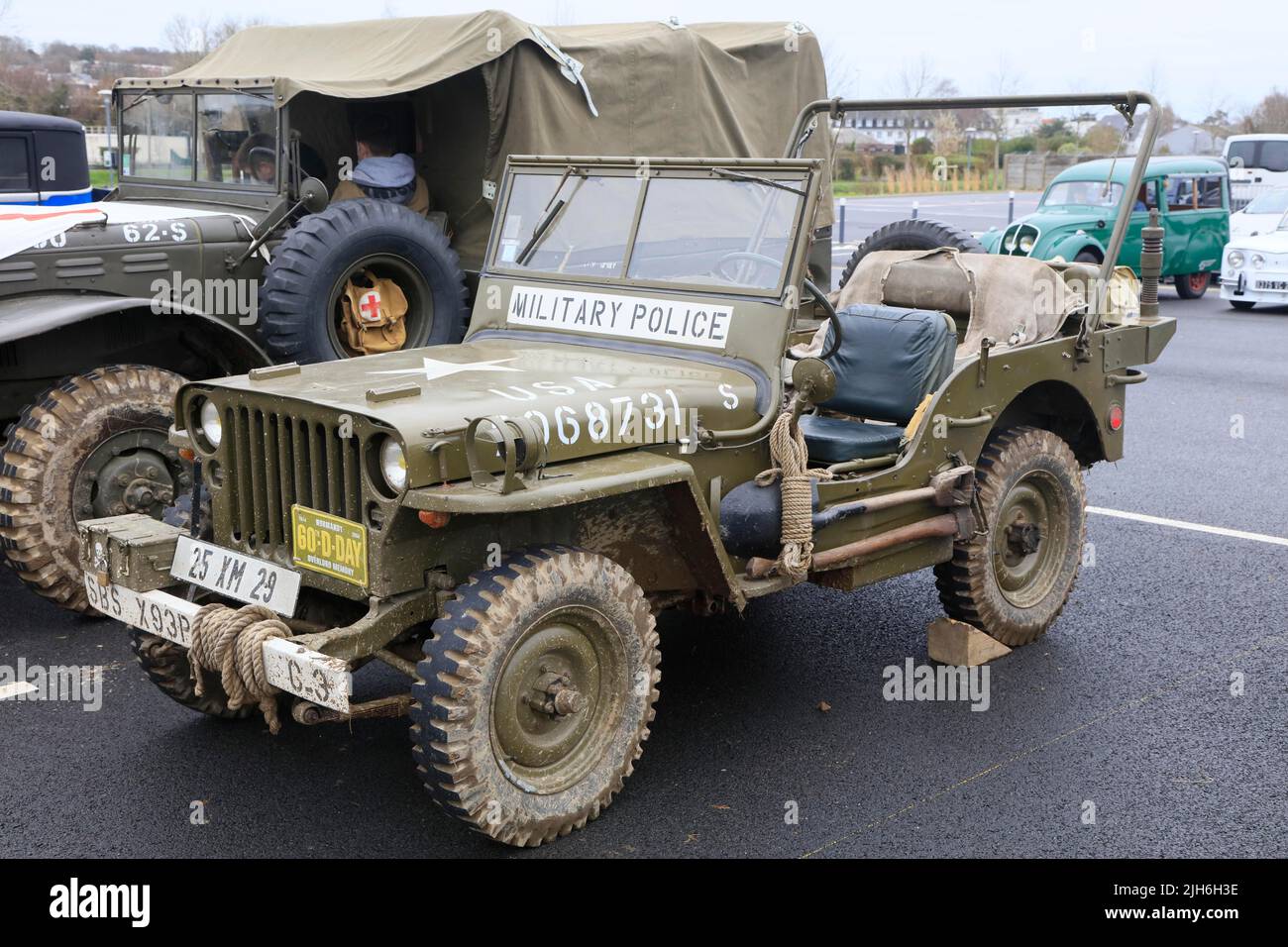 Fuoristrada Jeep Willys MB dell'Esercito Americano dal 1940s, qui versione della polizia militare in un classico incontro auto a Landernau, dipartimento Foto Stock