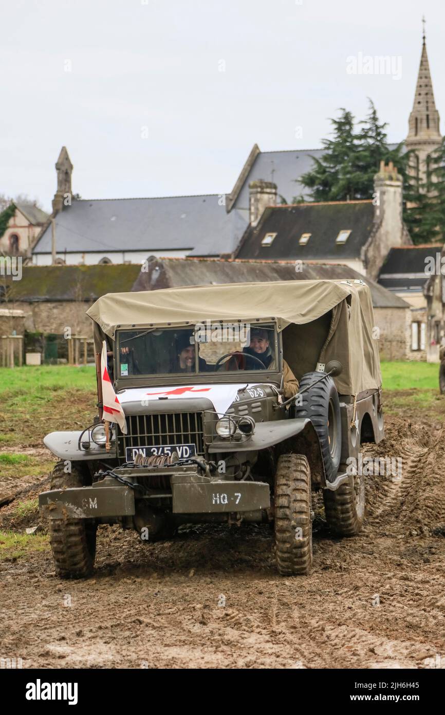 Dodge WC52 camion, armi e truppa vettore dell'esercito americano nella guerra mondiale 2, qui come un'ambulanza ad un classico incontro auto a Landernau Foto Stock