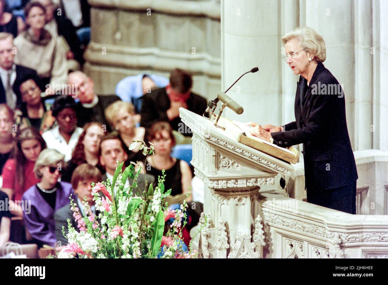 Katharine Graham, presidente del Washington Post consegna un tributo a Diana, la Principessa del Galles, durante un memoriale e un servizio di preghiera in occasione della sua morte alla Cattedrale Nazionale di Washington, 6 settembre 1997, a Washington, D.C. Foto Stock