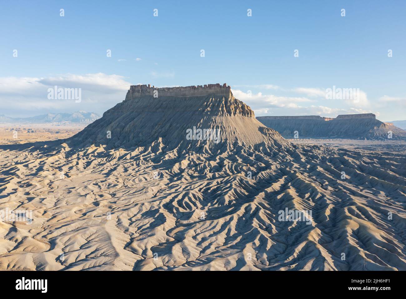 Spettacolare vista aerea di una montagna di arenaria chiamata Factory Butte Foto Stock