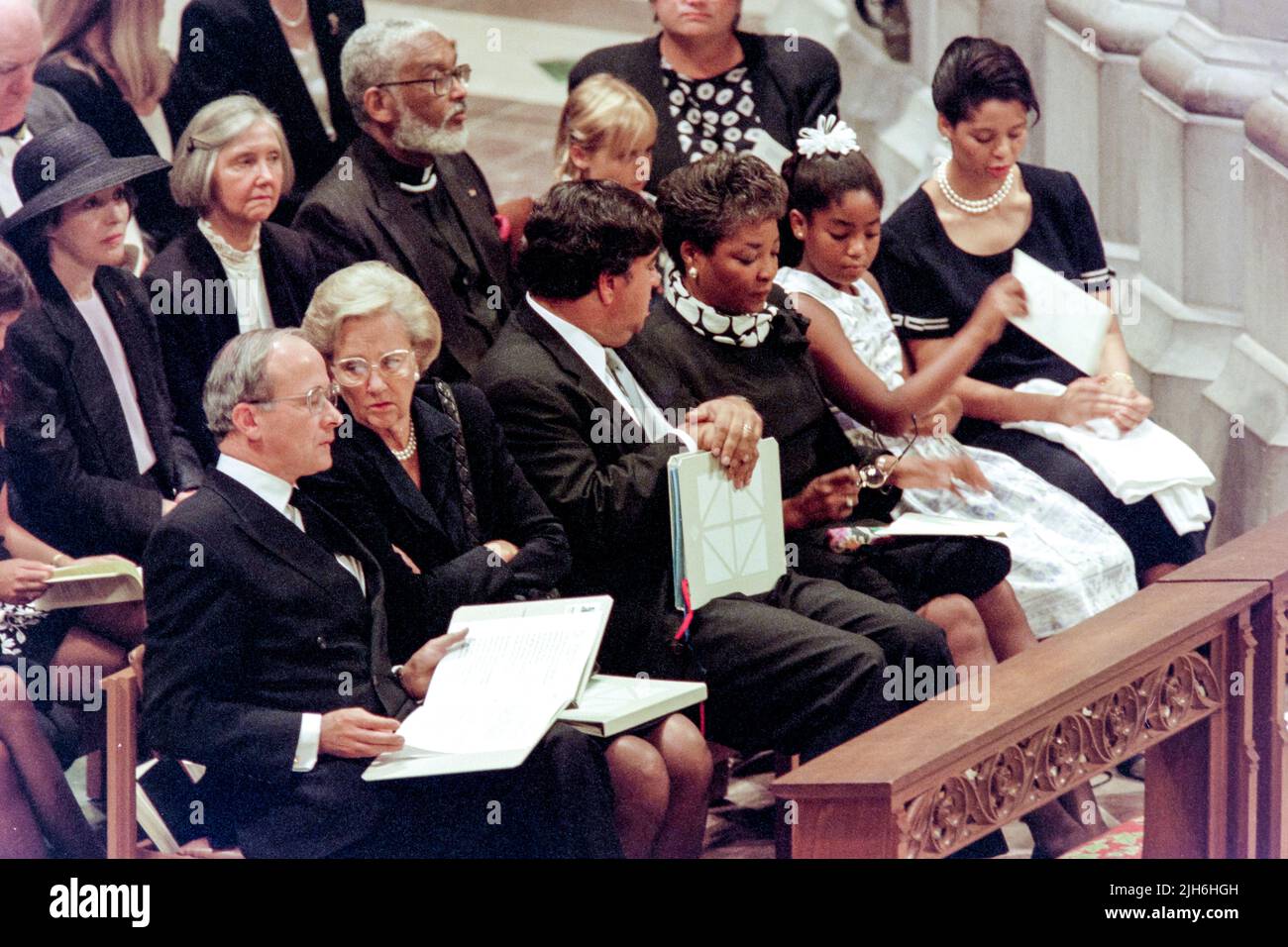 L'Ambasciatore britannico presso gli Stati Uniti Sir John Kerr, di sinistra, siede con gli ospiti invitati durante un servizio commemorativo e di preghiera a Diana, la Principessa del Galles, in occasione della sua morte alla Cattedrale Nazionale di Washington, 6 settembre 1997, a Washington, Accanto a Kerr sono presenti la presidente del Washington Post Katharine Graham, ambasciatore statunitense presso Bill Richardson, Mary Ellen Walker, Latoya Kazzie-Neil e Angela Neil. Foto Stock