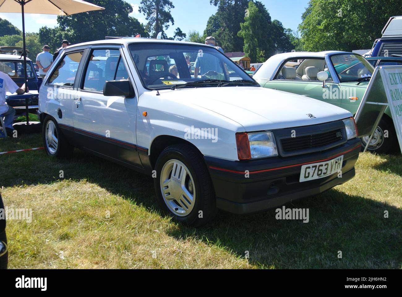 A 1990 Vauxhall Nova 1,4 SR parcheggiato in mostra al 47th storico veicolo che raccoglie auto classica mostra, Powderham, Devon, Inghilterra, Regno Unito. Foto Stock