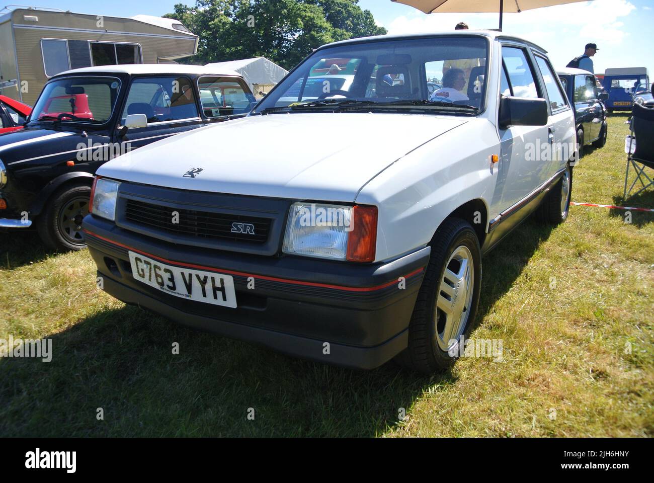 A 1990 Vauxhall Nova 1,4 SR parcheggiato in mostra al 47th storico veicolo che raccoglie auto classica mostra, Powderham, Devon, Inghilterra, Regno Unito. Foto Stock