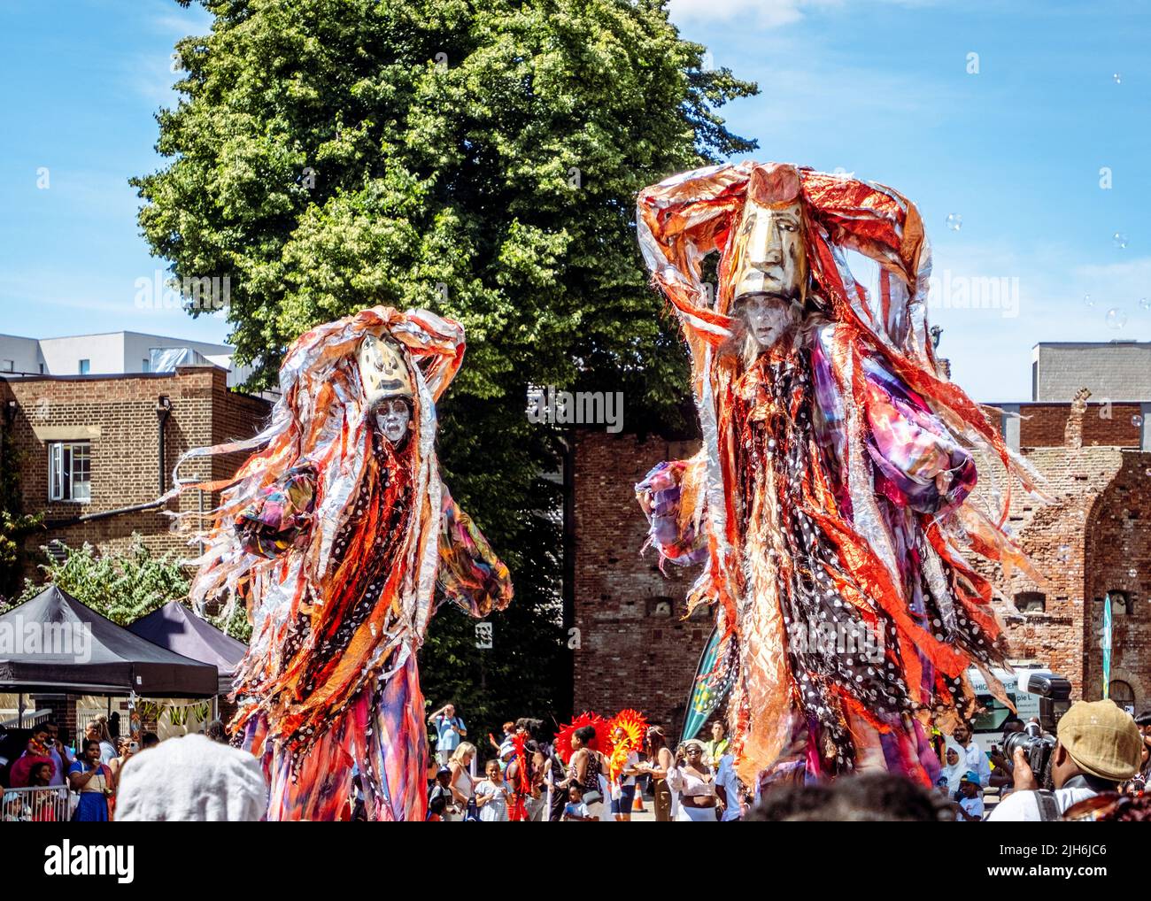 Mascherato Performers al Barking and Dagenham Carnival, estate 2022, East London, Inghilterra, Regno Unito Foto Stock