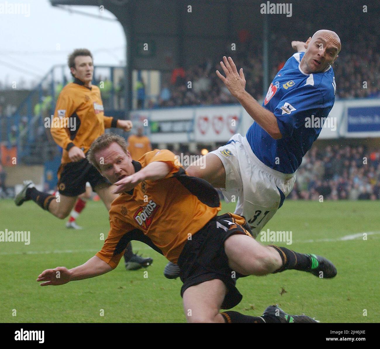 PORTSMOUTH V LUPI IVICA MORNAR È BATTUTO DA JODY CRADDOCK PIC MIKE WALKER 2004 Foto Stock