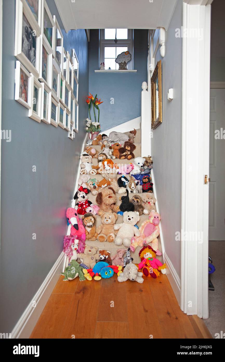 i giocattoli sono rimasti sulle scale nel corridoio Foto Stock
