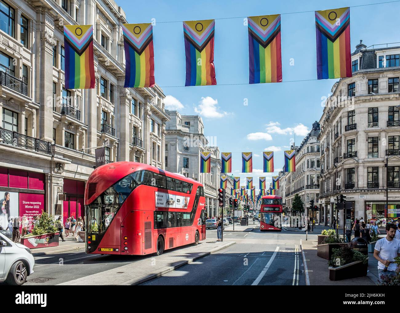 Le bandiere di orgoglio intersex-inclusive sono appese a Regents Street, Central London, estate 2022, Inghilterra, Regno Unito. Foto Stock