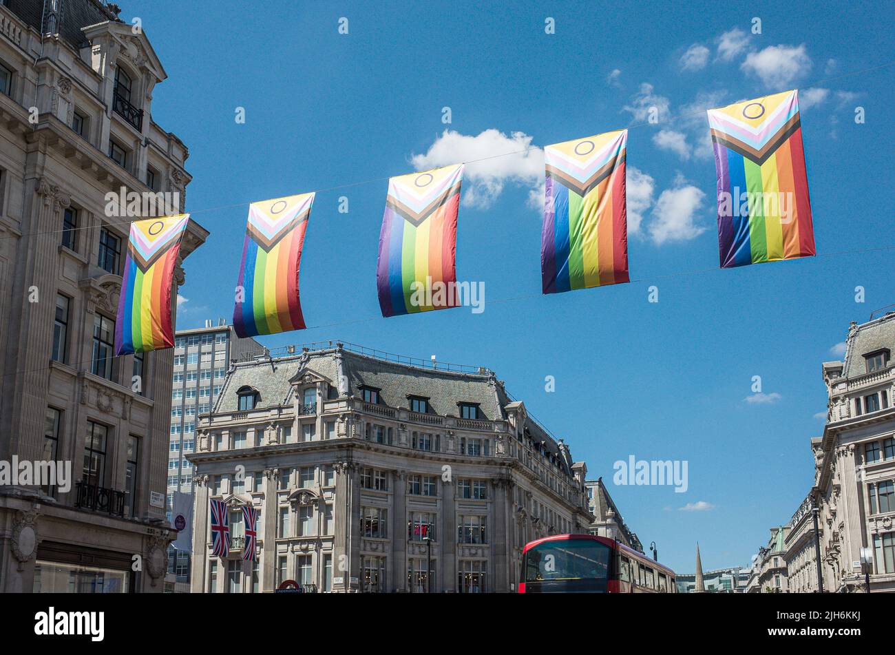 Le bandiere di orgoglio intersex-inclusive sono appese a Regents Street, Central London, estate 2022, Inghilterra, Regno Unito. Foto Stock