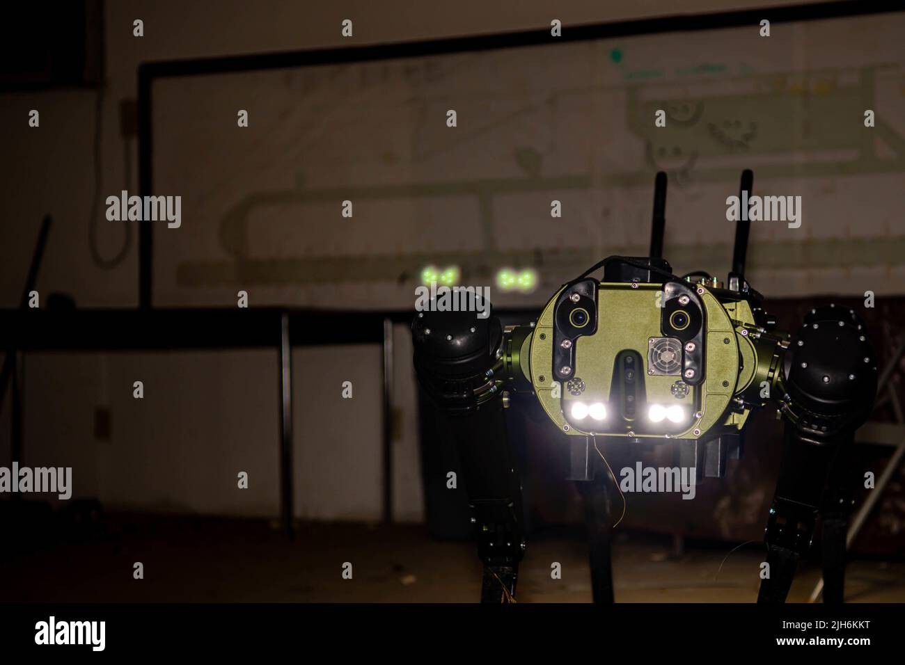 I membri del team 5th dell'Ingegnere civile Squadron Chemical, Biological, Radiological and Nuclear (CBRN) si allenano sulla nuova Vision 60 "Robot Dog" della Minot Air Force base, North Dakota, 8 giugno 2022. Il cane robot può raggiungere una velocità massima di 6,5 mph consentendo un tempo di reazione veloce ai siti di disastro. (STATI UNITI Air Force foto di Airman 1st classe Alexander Nottingham) Foto Stock