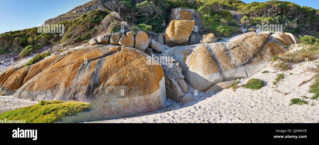 Massi sulla costa rocciosa di Capo Occidentale, Sudafrica, Vista paesaggistica di una bella spiaggia e mare a Città del Capo. Il mare naturale Foto Stock