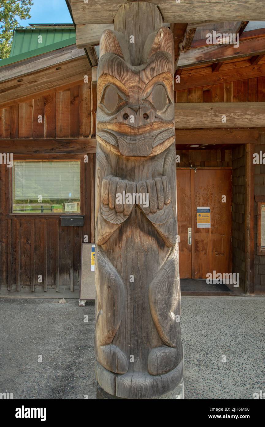 Totem Pole Columns, Pender Island Community Hall a North Pender Island, British Columbia, Canada Foto Stock