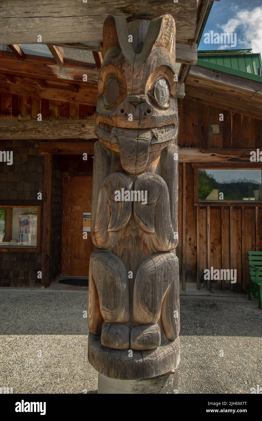 Totem Pole Columns, Pender Island Community Hall a North Pender Island, British Columbia, Canada Foto Stock