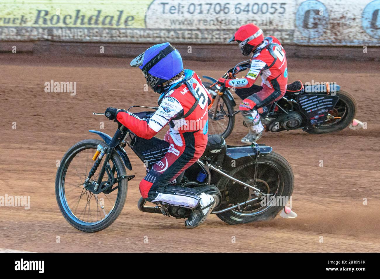 Harry McGurk (Blue) all'interno del compagno di squadra Jack Smith (Red) durante la partita della National Development League tra Belle Vue Colts e Mildenhall Fens Tigers al National Speedway Stadium di Manchester venerdì 15th luglio 2022. (Credit: Ian Charles | MI News) Credit: MI News & Sport /Alamy Live News Foto Stock