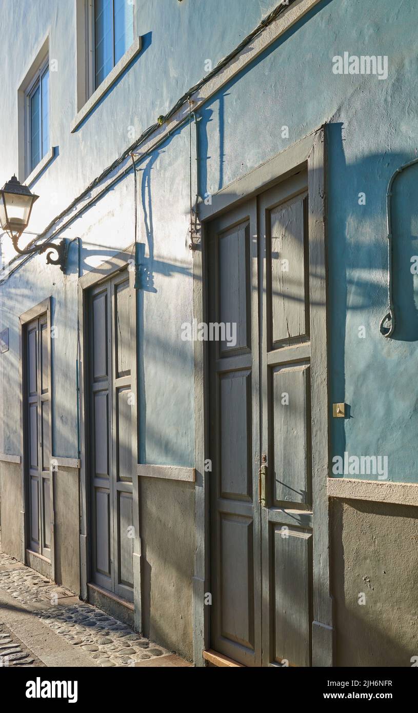 Architettura classica di edifici vivaci con porte blu in una città. Primo piano vista di case antiche e tradizionali o case in una piccola città d'epoca Foto Stock