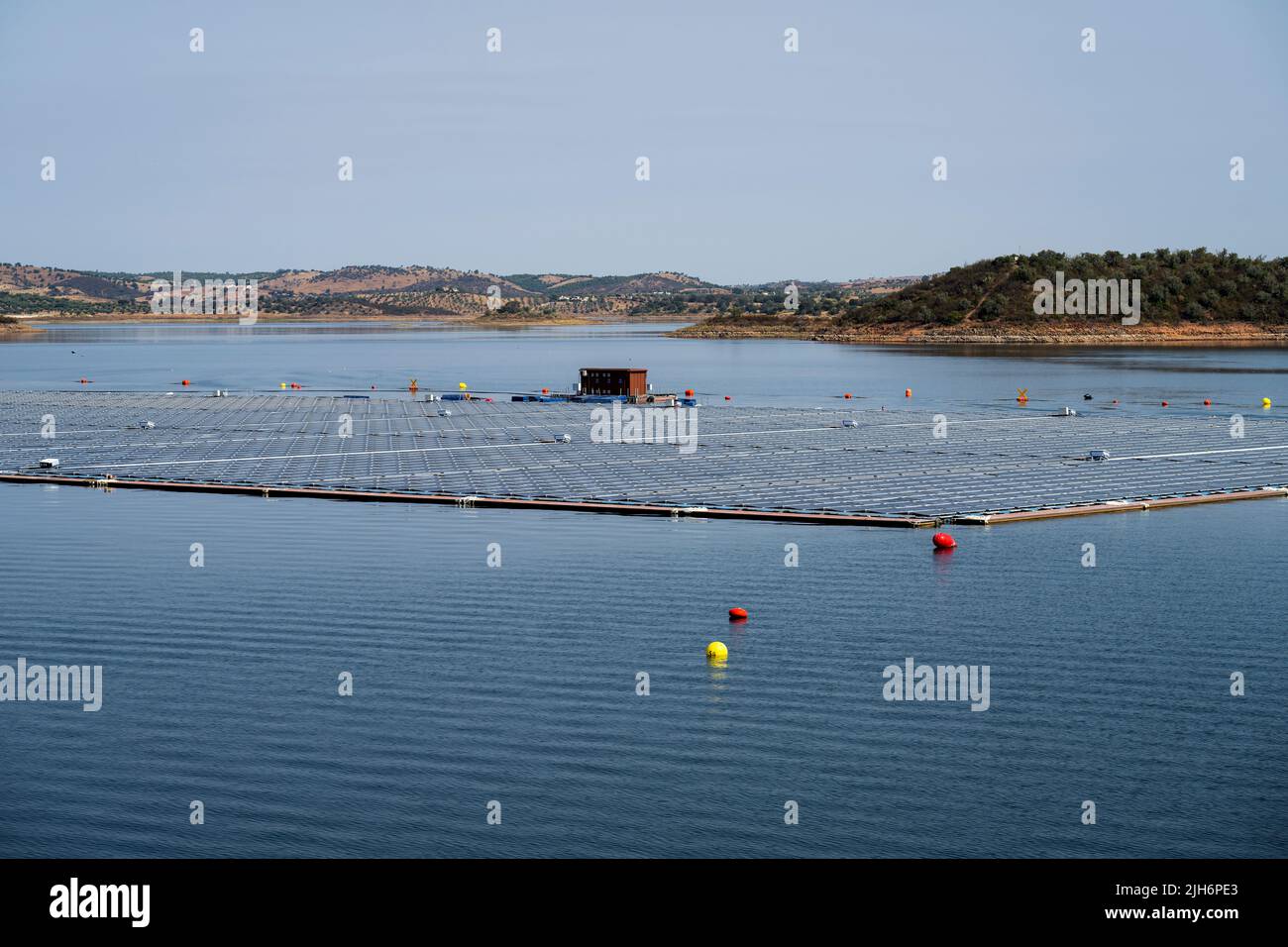 Alqueva, Portogallo. 15th luglio 2022. Vista generale della centrale solare galleggiante di Alqueva. Inaugurato il 15th luglio, questo stabilimento è pronto a fornire energia a oltre il 30% della popolazione delle regioni di Moura e Portel, nel sud del Portogallo. Con quasi 12.000 pannelli fotovoltaici che occupano 4 ettari, la centrale solare galleggiante si trova a Alqueva Dam e ha una potenza installata di 5 MW e la capacità di produrre circa 7,5 GWh all'anno. La centrale è la più grande in Europa ad un serbatoio. (Foto di Hugo Amaral/SOPA Images/Sipa USA) Credit: Sipa USA/Alamy Live News Foto Stock