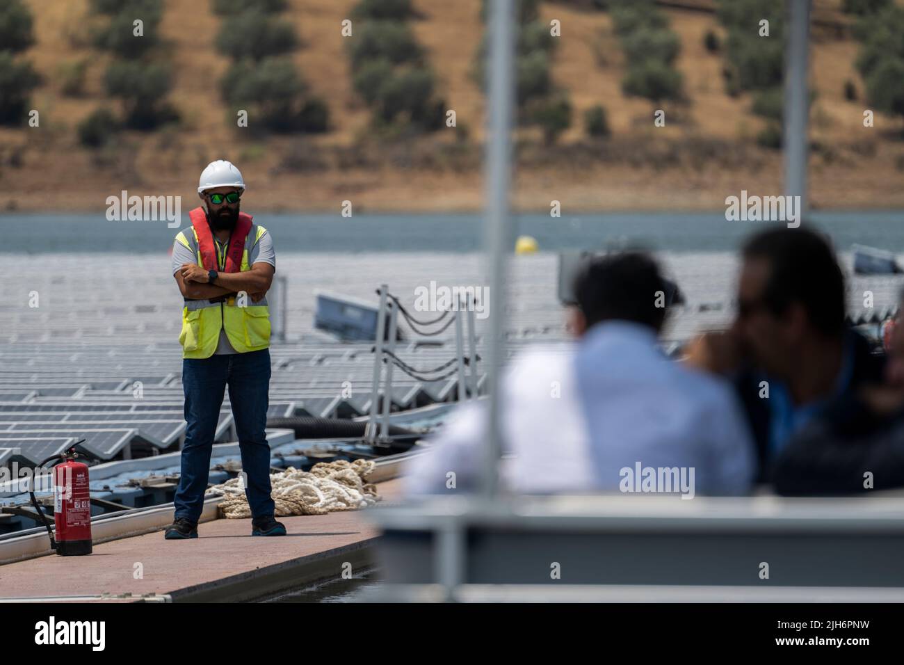 Alqueva, Portogallo. 15th luglio 2022. Un membro dello staff visto presso la centrale solare galleggiante di Alqueva. Inaugurato il 15th luglio, questo stabilimento è pronto a fornire energia a oltre il 30% della popolazione delle regioni di Moura e Portel, nel sud del Portogallo. Con quasi 12.000 pannelli fotovoltaici che occupano 4 ettari, la centrale solare galleggiante si trova a Alqueva Dam e ha una potenza installata di 5 MW e la capacità di produrre circa 7,5 GWh all'anno. La centrale è la più grande in Europa ad un serbatoio. (Foto di Hugo Amaral/SOPA Images/Sipa USA) Credit: Sipa USA/Alamy Live News Foto Stock