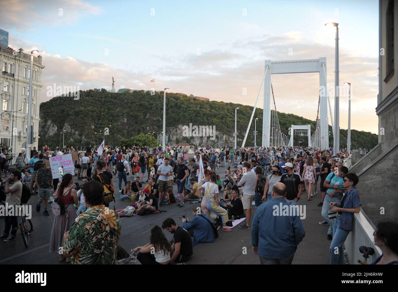 Budapest, Ungheria, 15th lug 2022, i manifestanti bloccano il Ponte Elisabetta, Balint Szentgallay / Alamy Live News Foto Stock