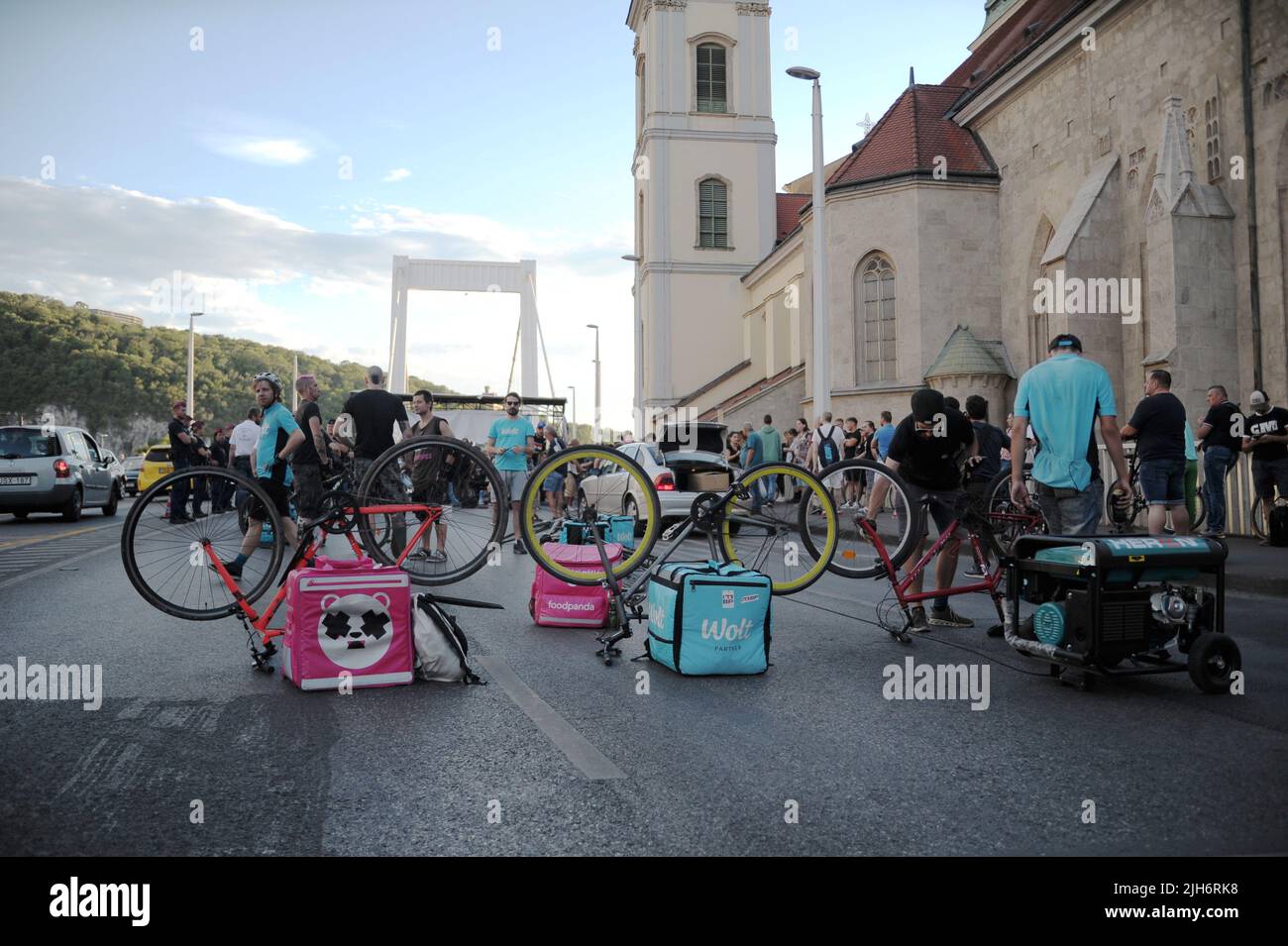 Budapest, Ungheria, 15th lug 2022, i manifestanti bloccano il Ponte Elisabetta, Balint Szentgallay / Alamy Live News Foto Stock