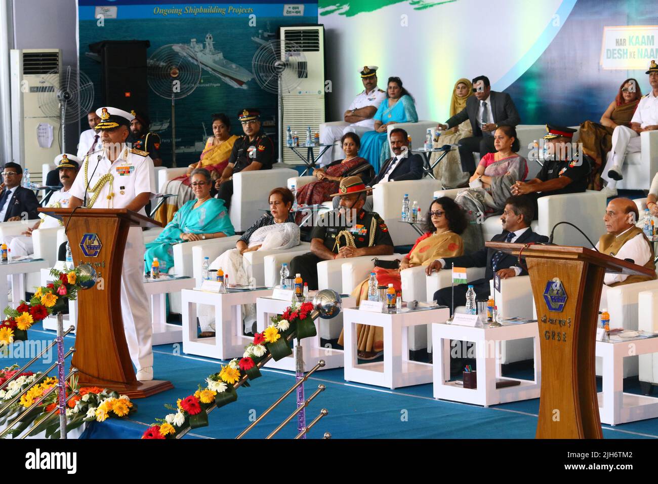 Kolkata, Bengala Occidentale, India. 15th luglio 2022. Il ministro della Difesa dell'Unione Rajnath Singh lancia l'Advance Frigate 'Unagiri' presso la Garden Reach Shipbuilders and Engineers Limited (GRSE) di Kolkata. Battezzato dopo una catena montuosa a Uttarakhand, ''˜Dunagiri' è la quarta nave di P17A fregate stealth. A seguito della fregata di classe Shivalik del P17, Dunagiri ha migliorato le caratteristiche stealth, i sensori avanzati di armi e i sistemi di gestione della piattaforma. ''˜Dunagiri' è la reincarnazione del periodo ''˜Dunagiri', la fregata di guerra anti-sottomarina di classe Leander, in servizio per il 33 Foto Stock