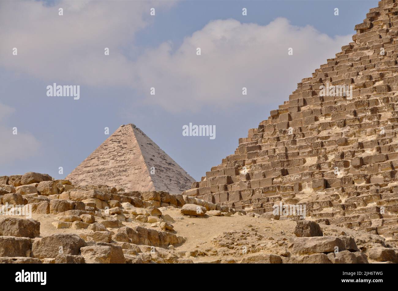 Vista ad angolo basso di due piramidi egiziane Foto Stock