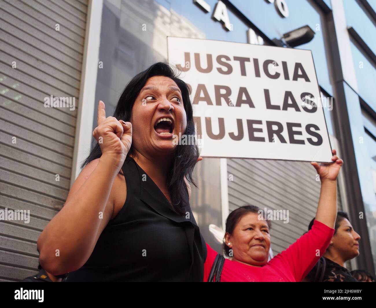 "Giustizia per le donne" cn essere letto in un banner quando giovani donne del gruppo attivista "We are 2074” marciato di fronte alla costruzione della procura che chiede rapidità nel processo e giustizia per le donne rurali vittime della sterilizzazione forzata, Più di 20 anni fa.si stima che durante il governo di Alberto Fujimori più di 200.000 donne indigene sono state sterilizzate a forza. Attualmente vi sono 2074 relazioni aperte, ma la Procura non si pronuncia su questo processo. Foto Stock