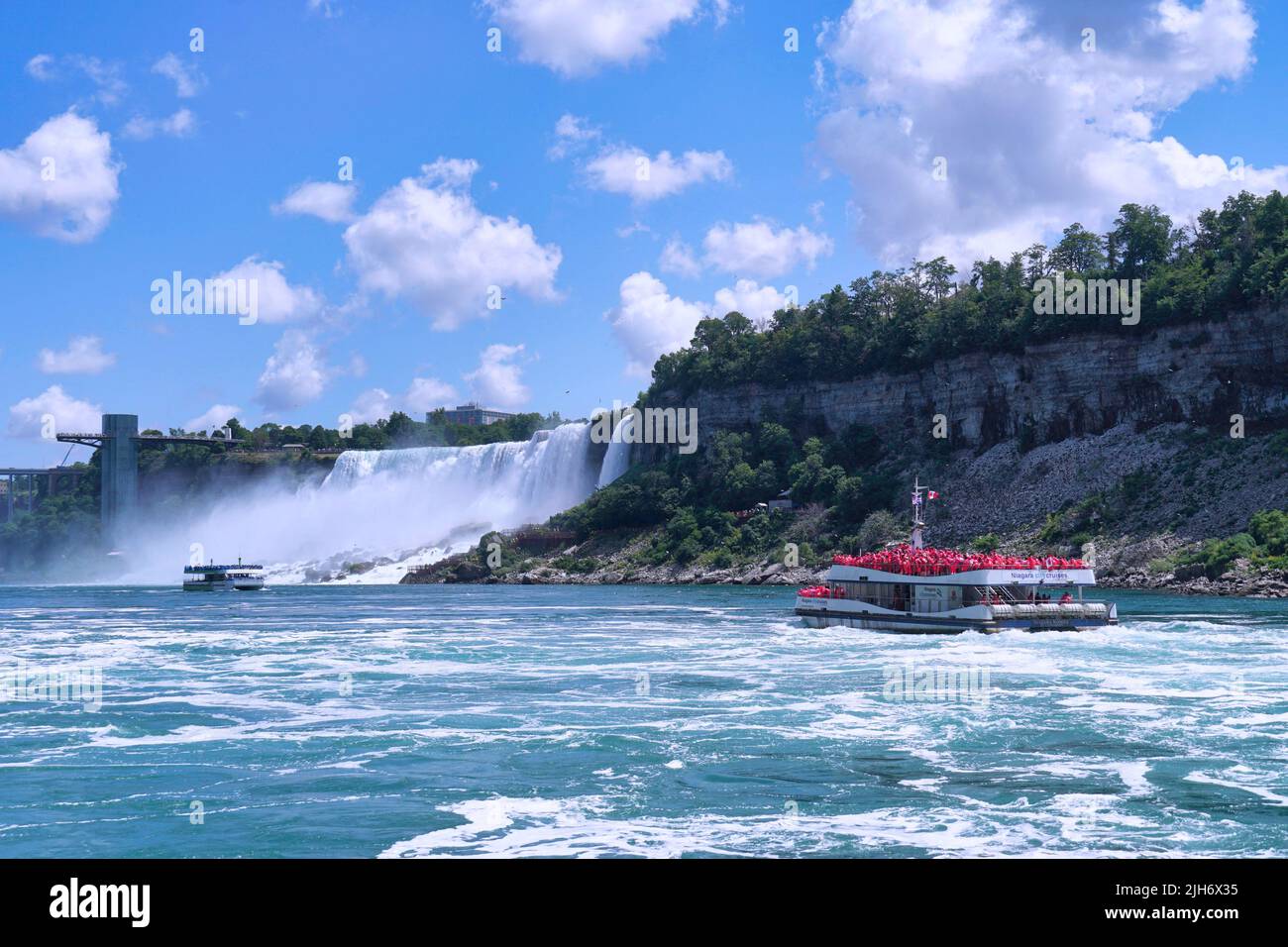 Vista del fiume Niagara sotto le Cascate del Niagara guardando verso le Cascate Americane Foto Stock