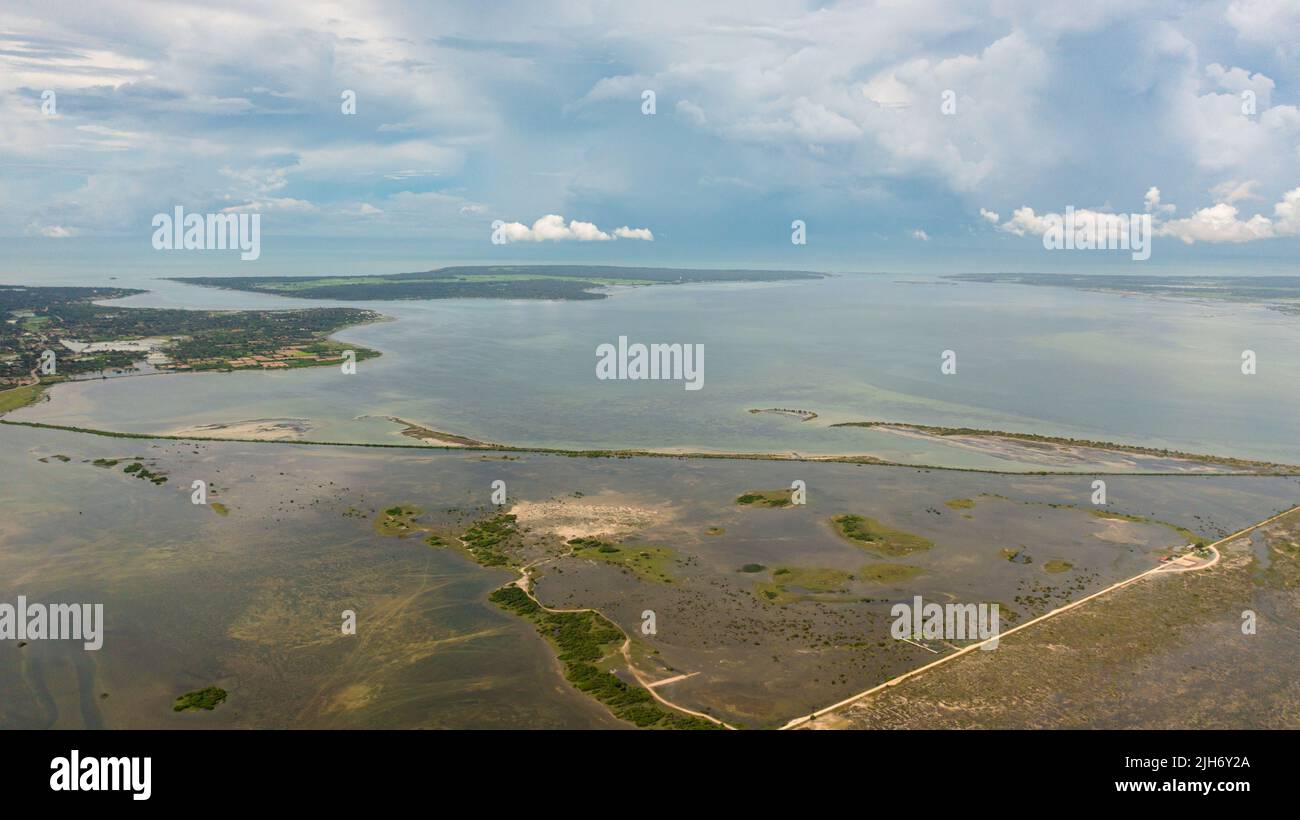 Vista aerea del mare con le isole nel nord dello Sri Lanka. Foto Stock