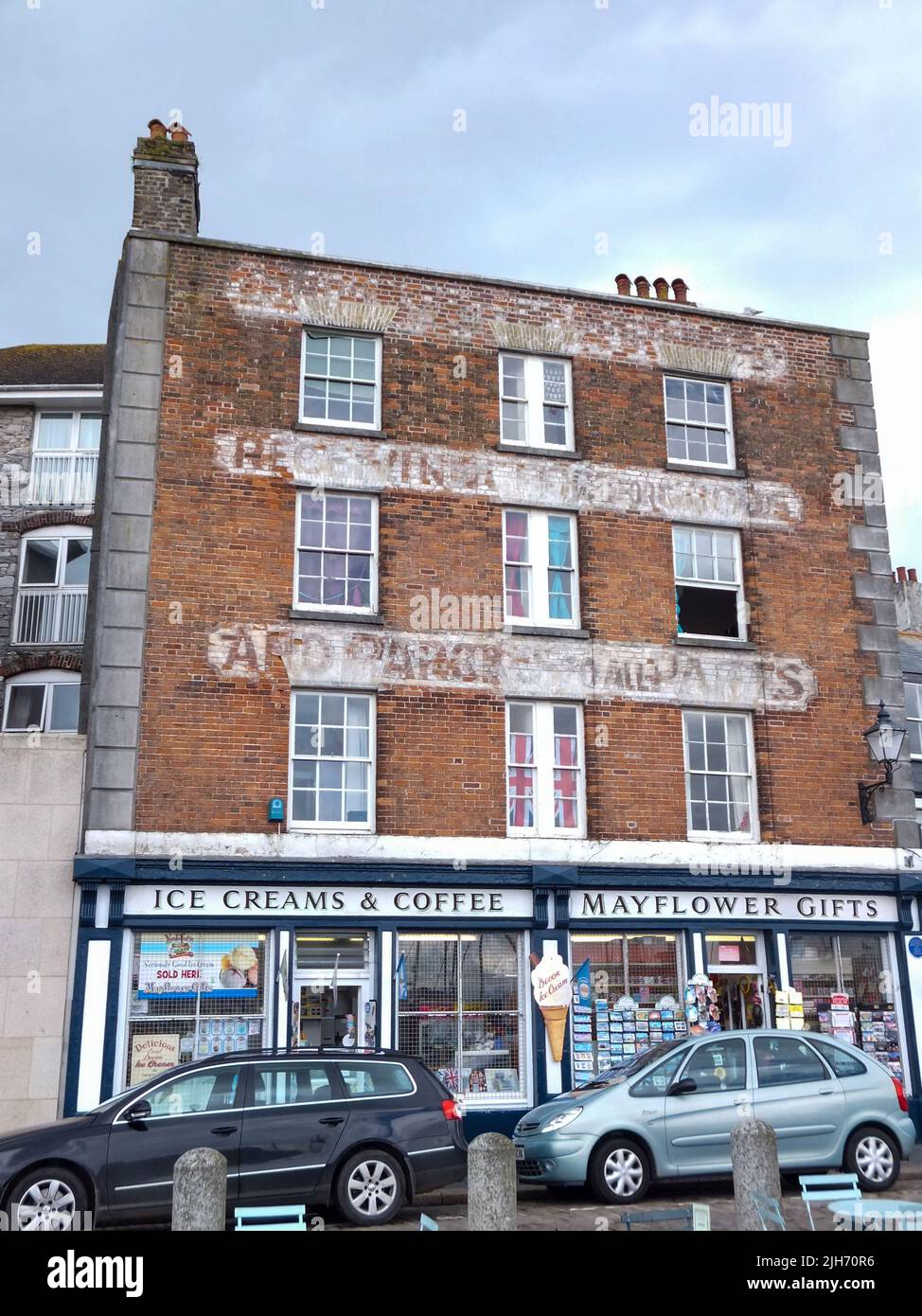 L'esterno di Mayflower Gifts e Kelly's Ice Cream Shop a Plymouth, Devon, Inghilterra, Regno Unito. Foto Stock