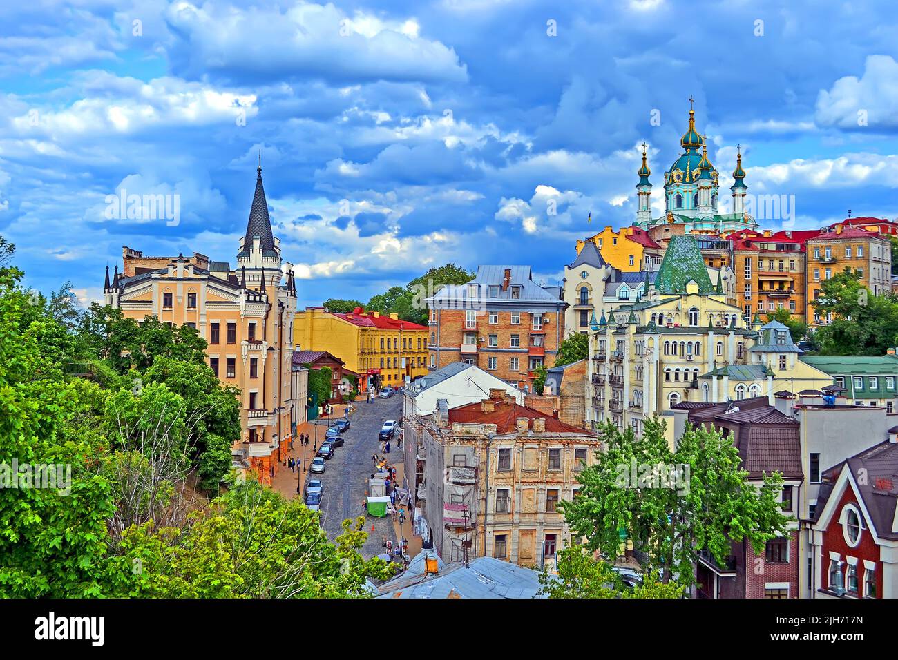 Andreevsky Street città vecchia (la famosa discesa di Andriyivskyi alias la discesa di Andrew). Chiesa di Sant'Andrea e Torre del Re Riccardo a Kiev, Ucraina. Foto Stock