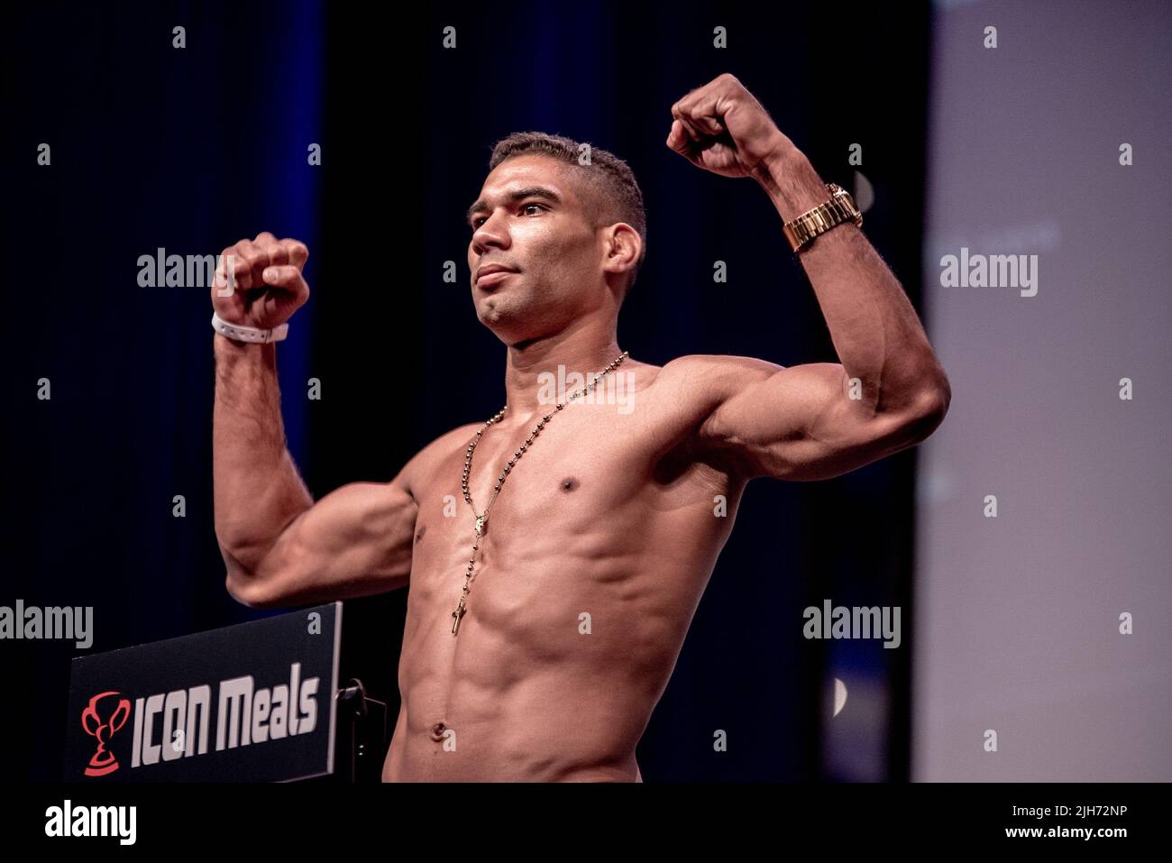 New York, Stati Uniti. 15th luglio 2022. LONG ISLAND, NEW YORK, NY - 15 LUGLIO: Herbert Burns si alza sulla bilancia davanti al suo bout alla notte di lotta UFC: Ortega vs Rodriguez il 16 luglio 2022 a Long Island, New York, NY, Stati Uniti. (Foto di Matt Davies/PxImages) Credit: PX Images/Alamy Live News Foto Stock