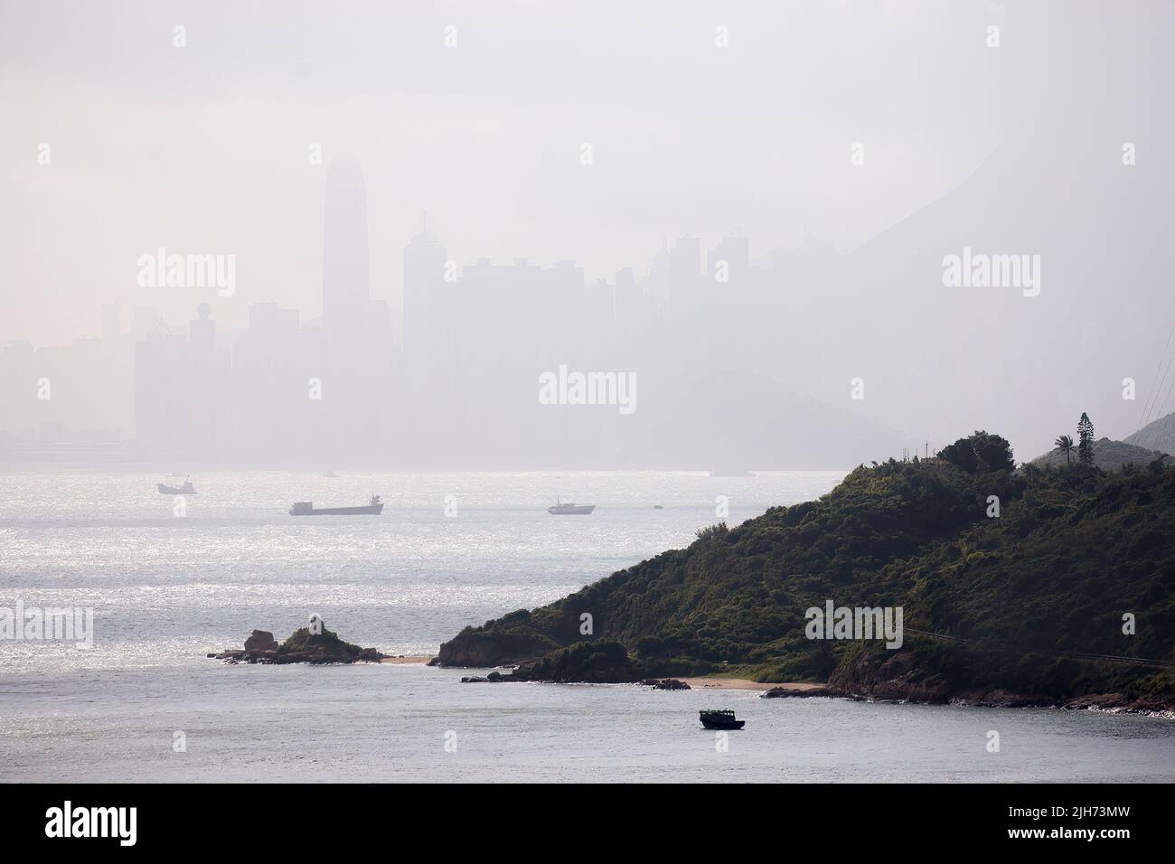 I grattacieli e l'alto skyline dell'Isola di Hong Kong oscurati dalla torbidità del mattino presto Foto Stock