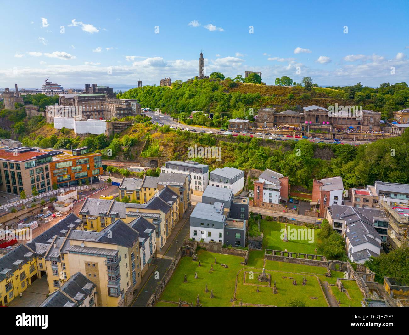 Nelson Monument su Calton Hill e St. Andrew's House su Princes Street, vista aerea nella città nuova di Edimburgo, Scozia, Regno Unito. New Town Edinburgh è un'ONU Foto Stock