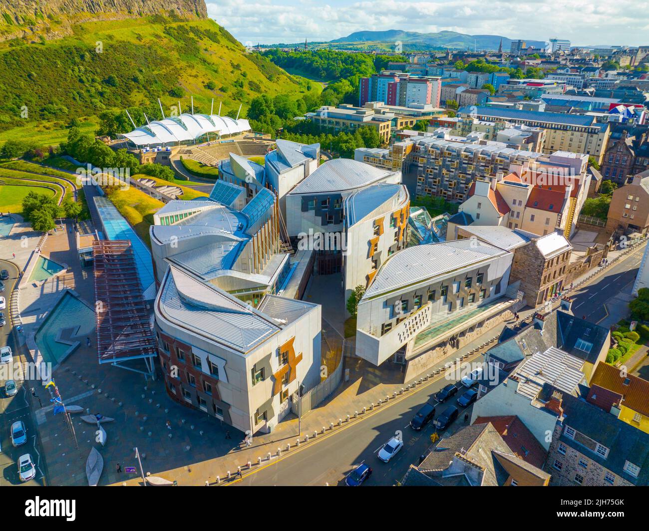 Vista aerea dello Scottish Parliament Building sul Royal Mile nel centro storico di Edimburgo, Scozia, Regno Unito. La città vecchia di Edimburgo è patrimonio dell'umanità dell'UNESCO dal 1 Foto Stock