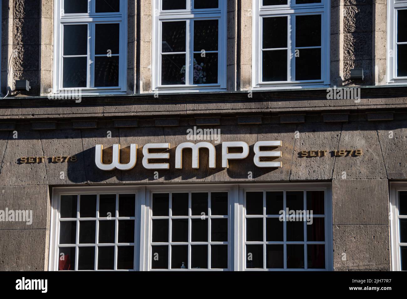 Amburgo, Germania 22 giugno 2022, il logo del marchio 'Wempe' di fronte a una filiale di Amburgo Foto Stock