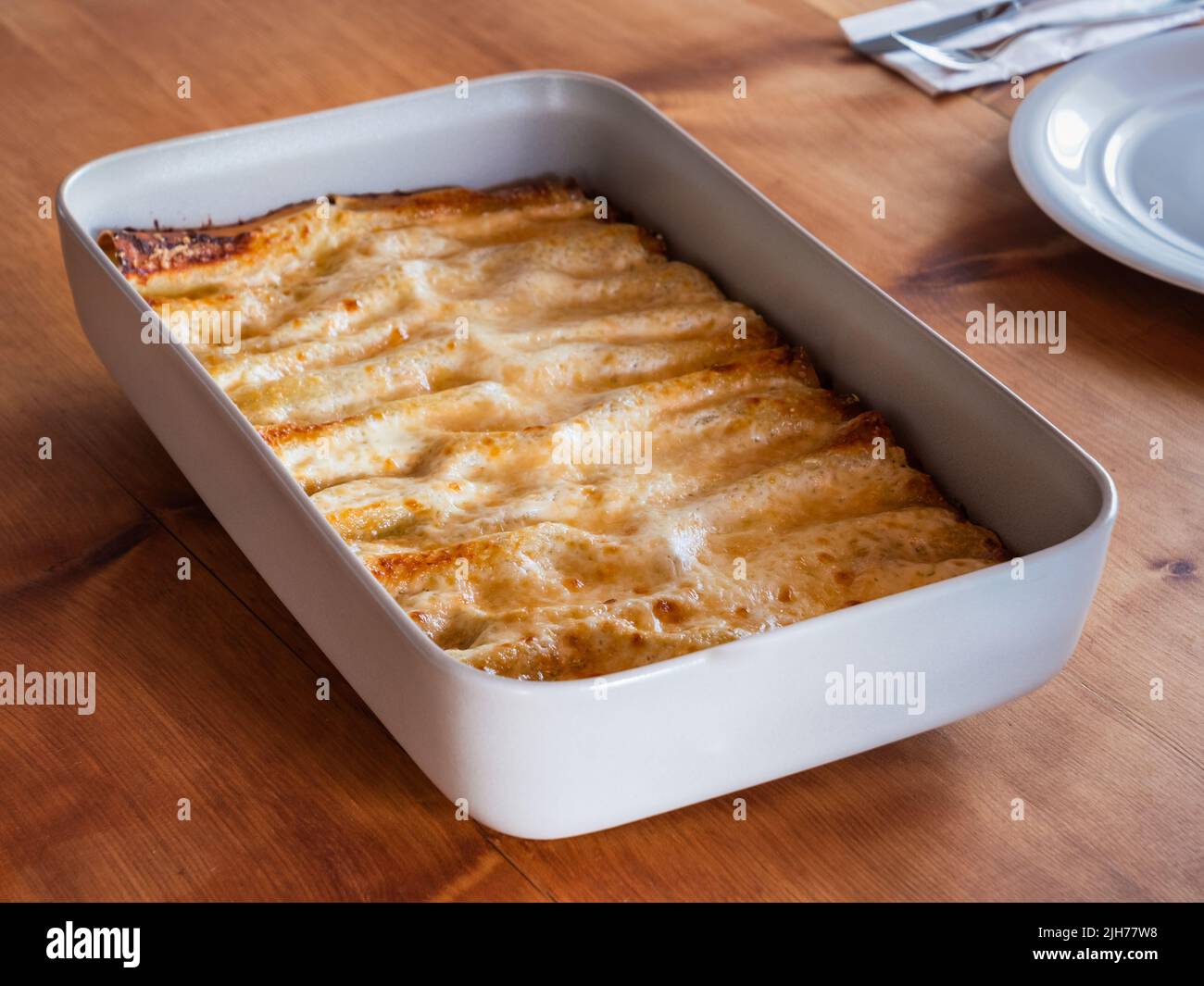 Cannelloni ripieni di Carne in Bianco alla Umbra, Pasta ripiena con un ragù di carne bianca nello stile umbro Foto Stock
