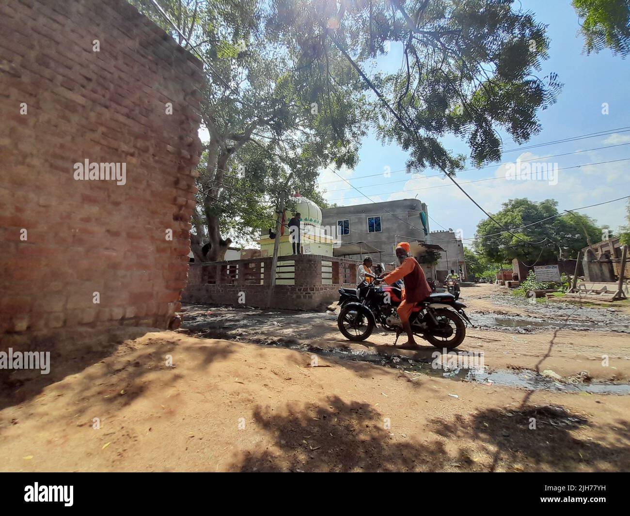I devoti indù si sono riuniti per celebrare e offrire preghiere al loro Guru in una giornata di buon auspicio 'Guru Purnima' in India.Guru Purnima (Poornima) è una tradizione dedicata a tutti i guru spirituali e accademici, che sono esseri umani evoluti o illuminati, pronti a condividere la loro saggezza, basata sul Karma Yoga. E 'celebrato come un festival in India, Nepal e Bhutan da indù, Jains, e buddisti. Questo festival è tradizionalmente osservato per onorare i suoi insegnanti o leader spirituali scelti. Si osserva nel giorno della Luna piena (Purnima) nel mese indù di Ashadha (giugno-luglio) come è noto nel calend indù Foto Stock