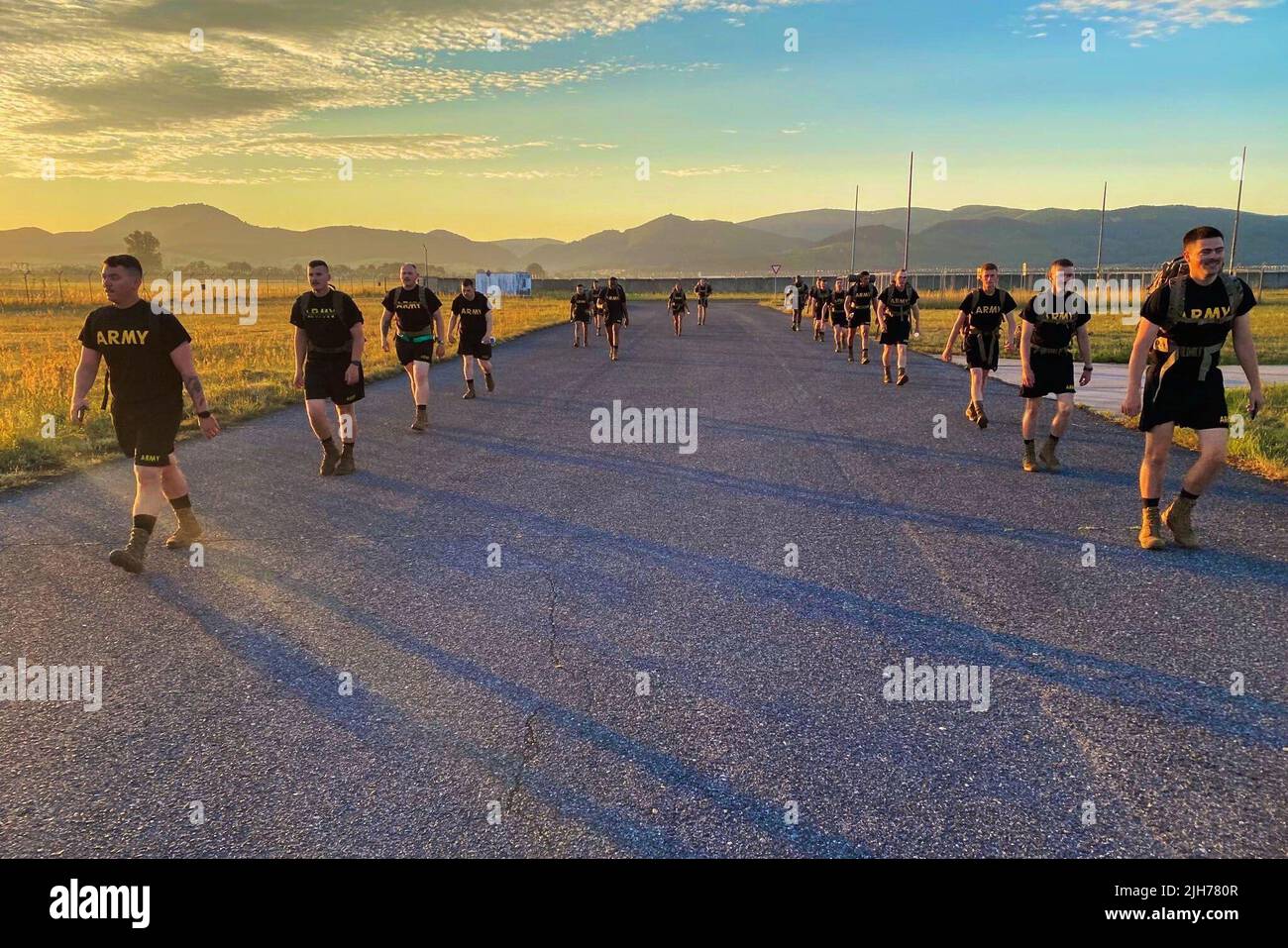 Slovacchia. 6th luglio 2022. Bravo Battery ha tenuto un match per l'allenamento fisico il 6 luglio 2022, mentre si è schierato lungo il fianco orientale della NATO in Slovacchia. Bravo Battery, 5th Battaglione, 7th Air Defense Artillery Regiment dispiegò sul fianco orientale della NATO in Slovacchia dopo che quel paese generosamente trasferì i loro S300 missili per aiutare l'Ucraina nella difesa del suo spazio aereo. Lo spiegamento di Bravo Battery è solo un altro esempio del nostro impegno a difendere ogni centimetro di territorio NATO, compresi i cieli. Credit: U.S. Army/ZUMA Press Wire Service/ZUMAPRESS.com/Alamy Live News Foto Stock