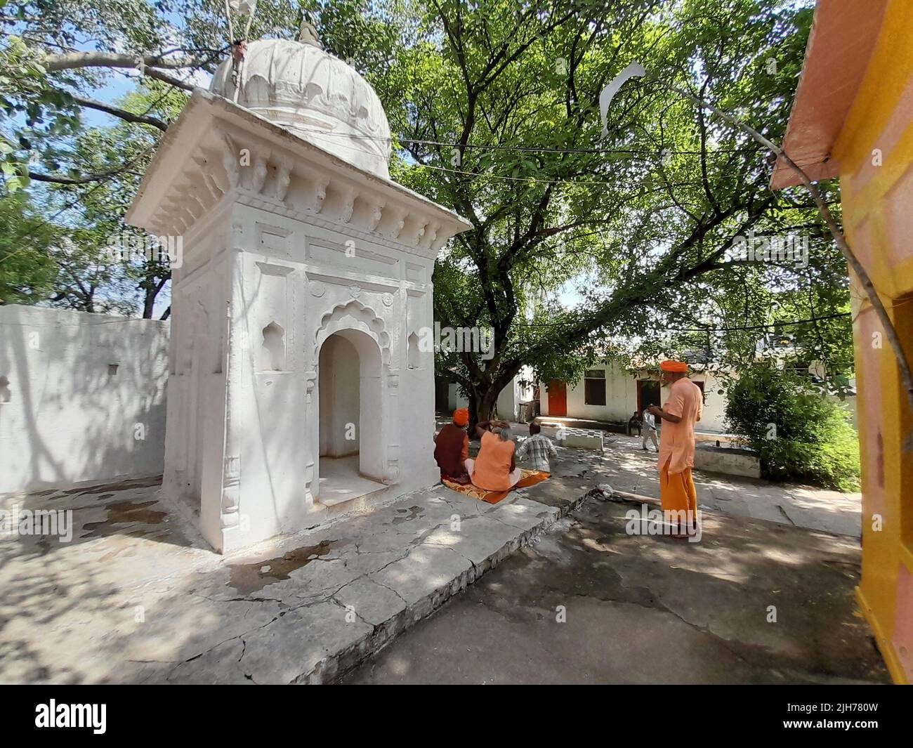 I devoti indù si sono riuniti per celebrare e offrire preghiere al loro Guru in una giornata di buon auspicio 'Guru Purnima' in India.Guru Purnima (Poornima) è una tradizione dedicata a tutti i guru spirituali e accademici, che sono esseri umani evoluti o illuminati, pronti a condividere la loro saggezza, basata sul Karma Yoga. E 'celebrato come un festival in India, Nepal e Bhutan da indù, Jains, e buddisti. Questo festival è tradizionalmente osservato per onorare i suoi insegnanti o leader spirituali scelti. Si osserva nel giorno della Luna piena (Purnima) nel mese indù di Ashadha (giugno-luglio) come è noto nel calend indù Foto Stock