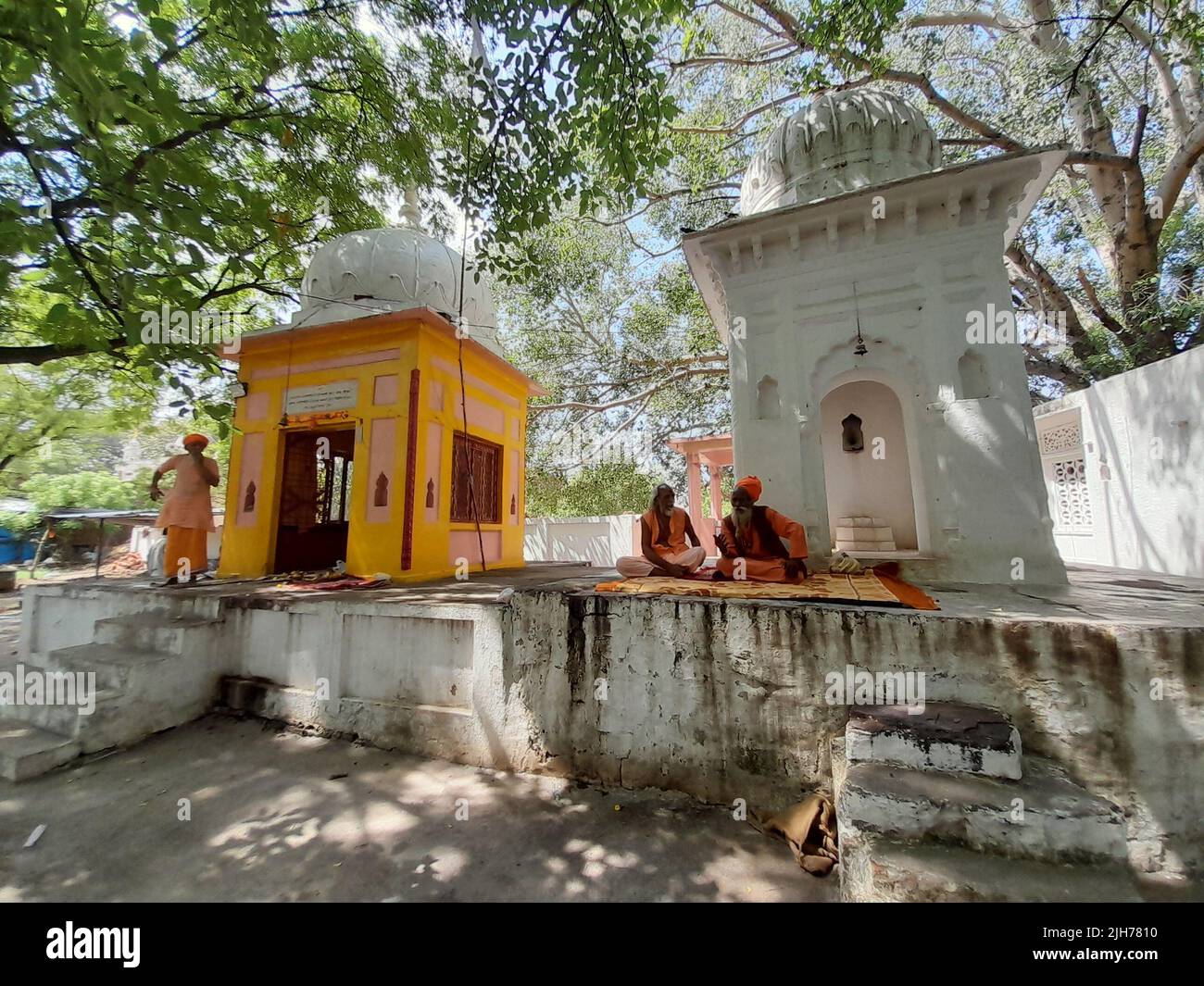 I devoti indù si sono riuniti per celebrare e offrire preghiere al loro Guru in una giornata di buon auspicio 'Guru Purnima' in India.Guru Purnima (Poornima) è una tradizione dedicata a tutti i guru spirituali e accademici, che sono esseri umani evoluti o illuminati, pronti a condividere la loro saggezza, basata sul Karma Yoga. E 'celebrato come un festival in India, Nepal e Bhutan da indù, Jains, e buddisti. Questo festival è tradizionalmente osservato per onorare i suoi insegnanti o leader spirituali scelti. Si osserva nel giorno della Luna piena (Purnima) nel mese indù di Ashadha (giugno-luglio) come è noto nel calend indù Foto Stock