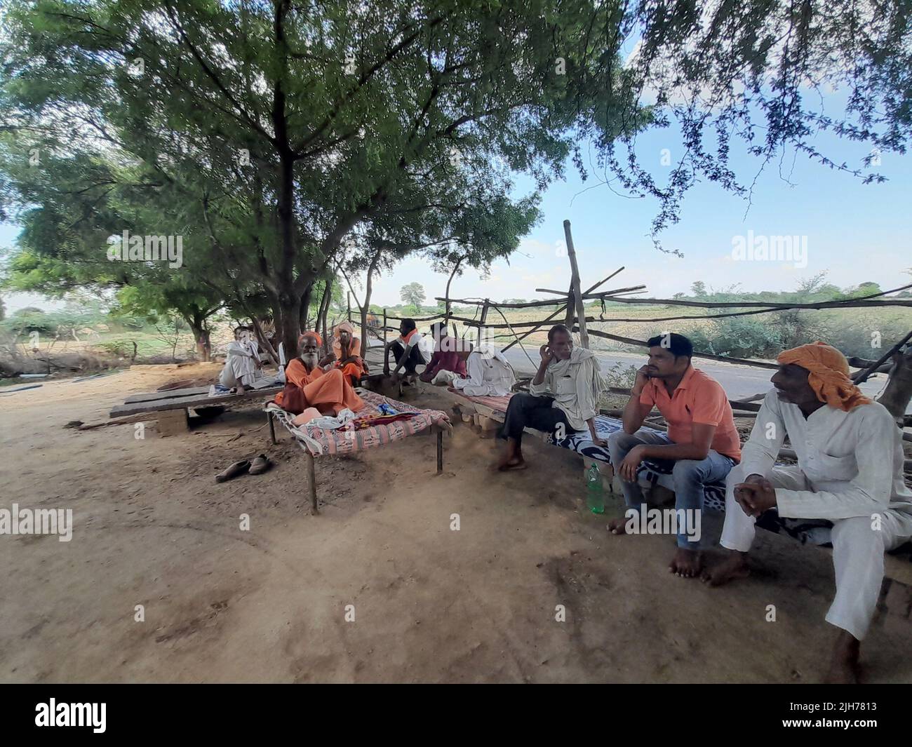 I devoti indù si sono riuniti per celebrare e offrire preghiere al loro Guru in una giornata di buon auspicio 'Guru Purnima' in India.Guru Purnima (Poornima) è una tradizione dedicata a tutti i guru spirituali e accademici, che sono esseri umani evoluti o illuminati, pronti a condividere la loro saggezza, basata sul Karma Yoga. E 'celebrato come un festival in India, Nepal e Bhutan da indù, Jains, e buddisti. Questo festival è tradizionalmente osservato per onorare i suoi insegnanti o leader spirituali scelti. Si osserva nel giorno della Luna piena (Purnima) nel mese indù di Ashadha (giugno-luglio) come è noto nel calend indù Foto Stock