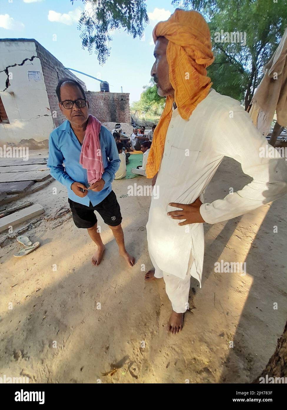 I devoti indù si sono riuniti per celebrare e offrire preghiere al loro Guru in una giornata di buon auspicio 'Guru Purnima' in India.Guru Purnima (Poornima) è una tradizione dedicata a tutti i guru spirituali e accademici, che sono esseri umani evoluti o illuminati, pronti a condividere la loro saggezza, basata sul Karma Yoga. E 'celebrato come un festival in India, Nepal e Bhutan da indù, Jains, e buddisti. Questo festival è tradizionalmente osservato per onorare i suoi insegnanti o leader spirituali scelti. Si osserva nel giorno della Luna piena (Purnima) nel mese indù di Ashadha (giugno-luglio) come è noto nel calend indù Foto Stock